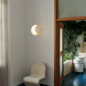 Verpan Moon pendel med overlappende lameller, der skaber et unikt spil af lys og skygge.
