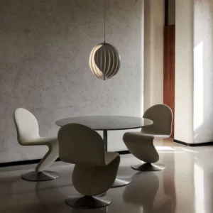 Verpan Moon pendel i elegant design med lagdelte lameller, der sikrer en unik og stemningsfuld belysning.