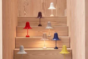 Verpan Pantop bordlamper med karakteristisk klokkeformet skærm, der giver et blødt og behageligt lys.