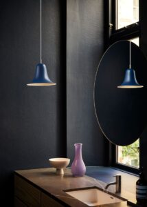 Verpan Pantop bordlampe med klassisk og farverig klokkeformet skærm, ideel til læse- og hyggebelysning.