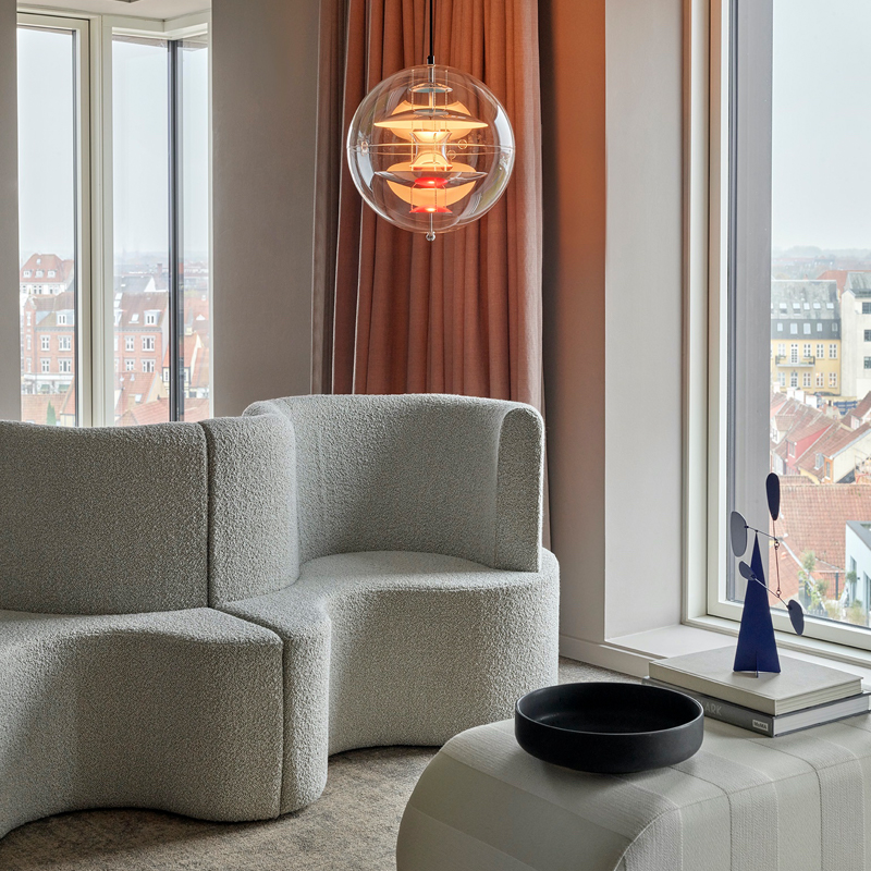 Verpan VP Globe pendel med gennemsigtig akrylskærm og reflektorer, der skaber et dynamisk og elegant lys.