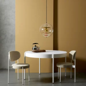 Verpan VP Globe pendel i tidløst design med reflekterende metalindsatser, der spreder lyset smukt i rummet.