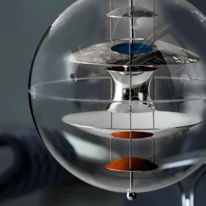 Verpan VP Globe pendel med futuristisk design og gennemsigtig kugleskærm, der tilfører rummet en ikonisk lysoplevelse.