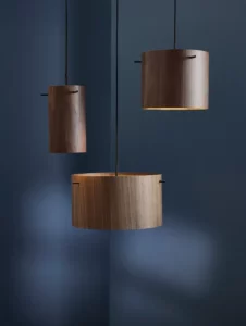 Frandsens FM pendel loft lampe i en flot træ variation - giver et stilrens skandinavisk look.