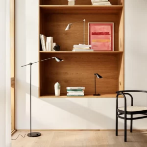 Fritz Hansen MS021 gulvlampe i sort, stilrent design med blødt og funktionelt lys.